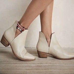 Free People ECRU Charm Double V Ankle Boot SIZE 39 US 9 Leather Bootie DEFECTIVE
